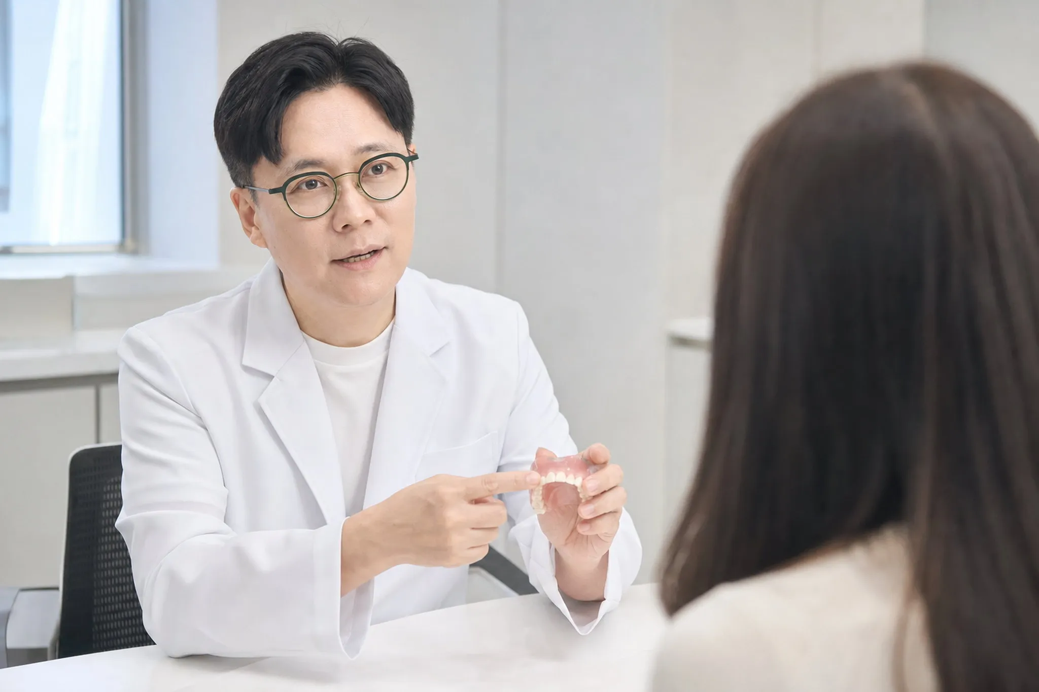 박종욱 원장 상담. 개수보다 범위부터 함께 정합니다 (연출 이미지)