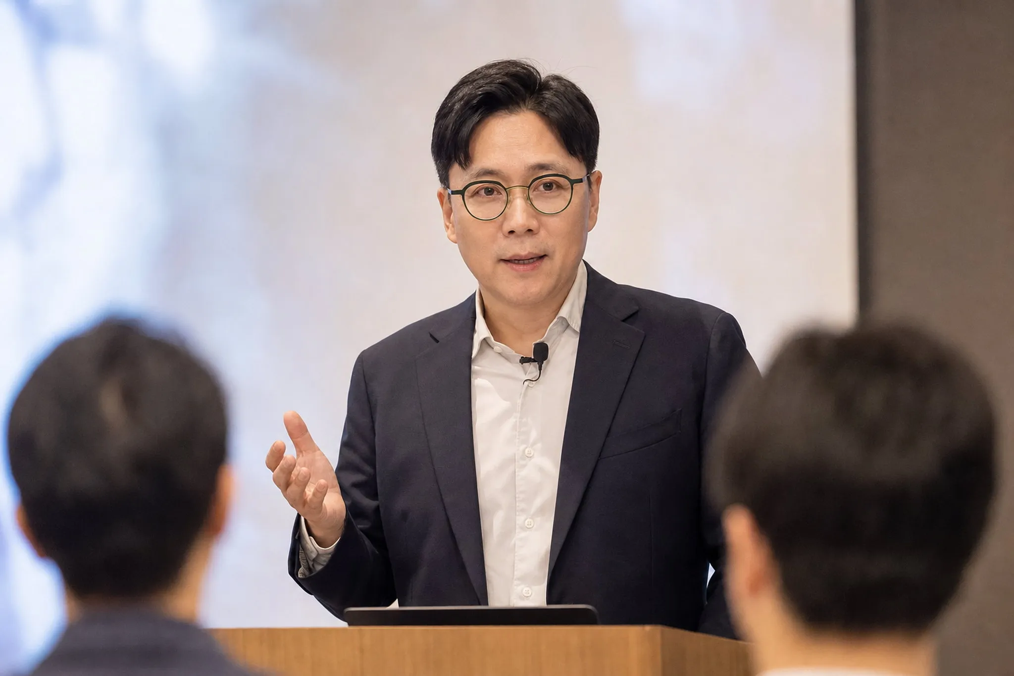 치과의사 대상 정기 세미나 강의 (연출 이미지)
