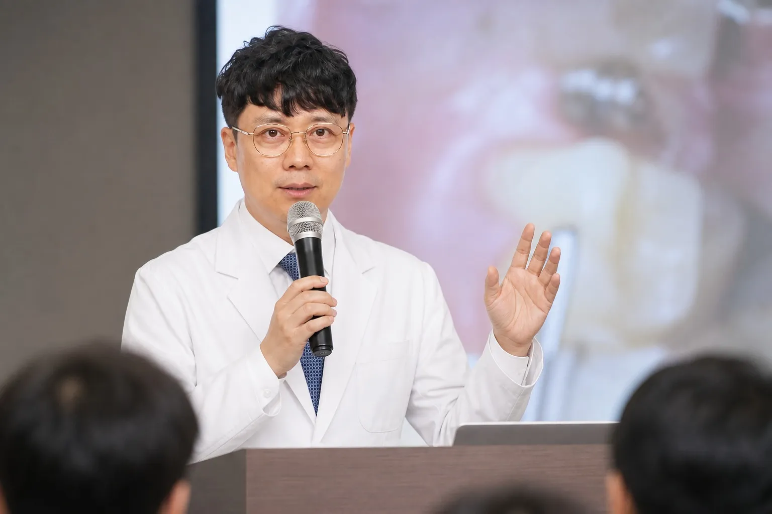 치과의사 대상 정기 세미나 강의 (연출 이미지)