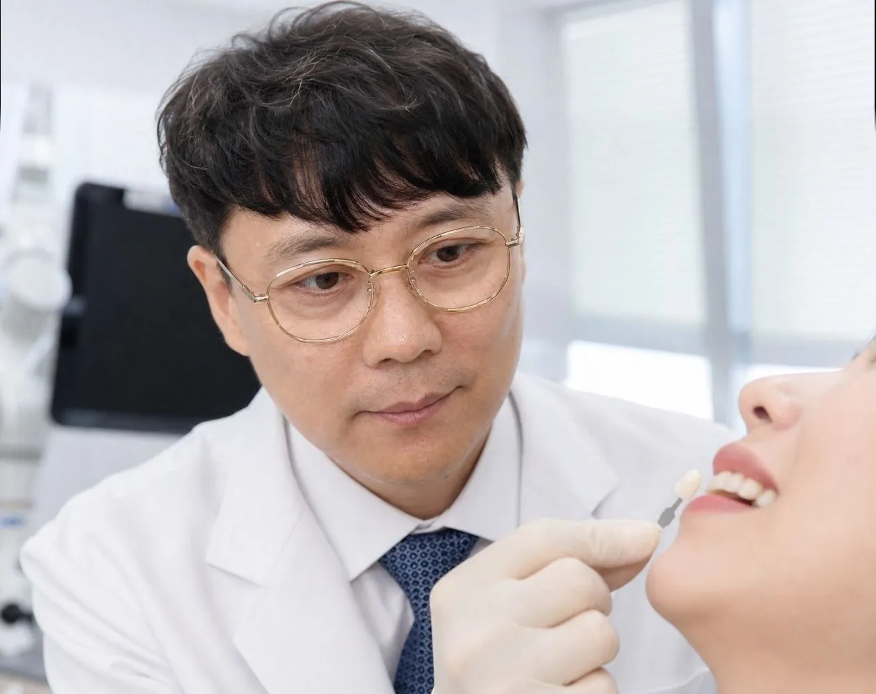 셰이드 확인. 옆 치아와의 색을 눈으로 맞춥니다 (연출 이미지)